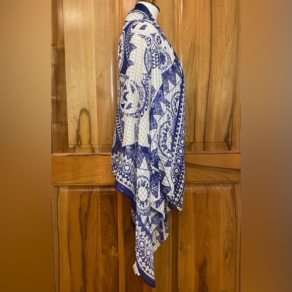 C - Shimmering Deep Blue & Bright White Lightweight Woven Scarf, Rough Hem - EUC - Picture 6 of 16